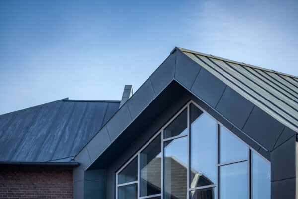 Nowoczesny budynek z blachy dachowe osłaniające jego konstrukcję.