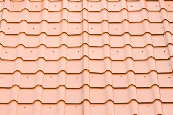 Jasnopomarańczowy dach pokryty blachodachówką modułową.