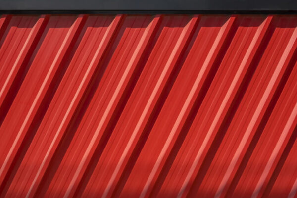 Czerwona blacha trapezowa na dachu.