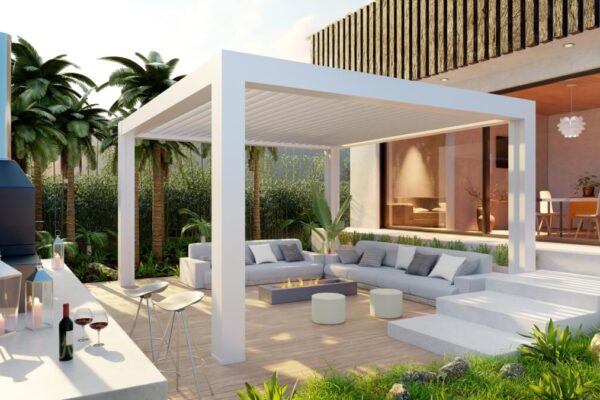 Nowoczesne patio z sofami i pergolą w stylowym ogrodzie.