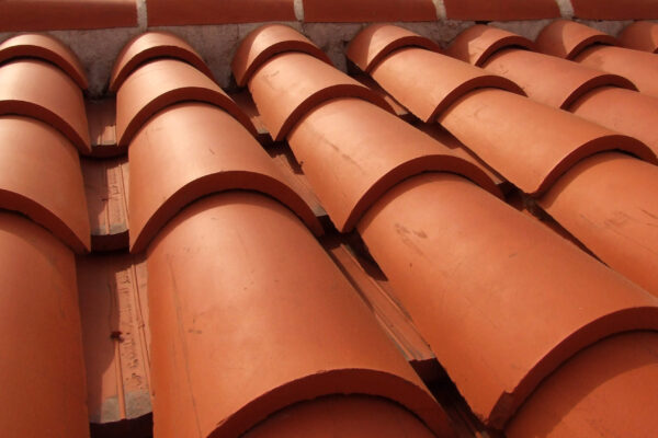 Dachówka ceramiczna jest odporna na mróz i upał; masa 35–55 kg/m², minimalne nachylenie zwykle od ok. 22°, zalecane U dachu ≤ 0,15 W/m²K.