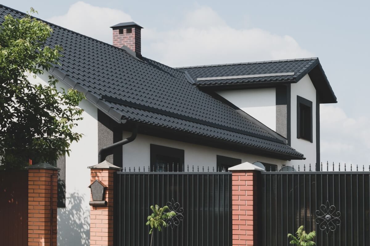 Usługi dekarskie w Pionkach, prace na dachu